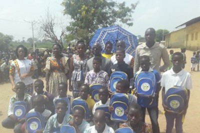 kits scolaires offerts par la première dame, Dominique Ouattara, à travers sa fondation “Children of Africa”,